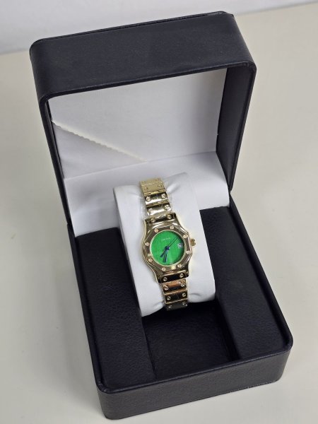 ساعه Cartier ذهبي ارضيه خضراء