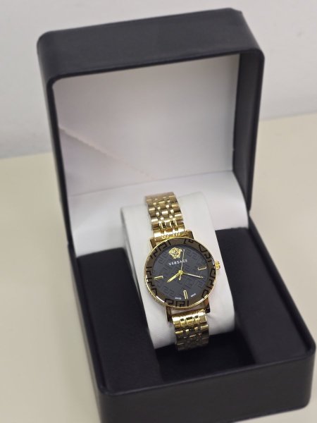 ساعة Versace ذهبي ارضية سوداء
