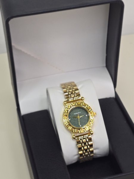 ساعة Versace ذهبي ارضيه خضراء