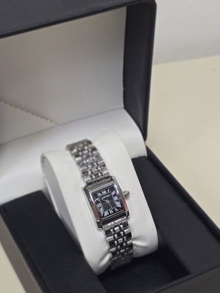 ساعة cartier فضي ارضية سوداء