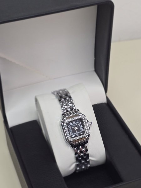 ساعه Cartier فضي ارضية سوداء