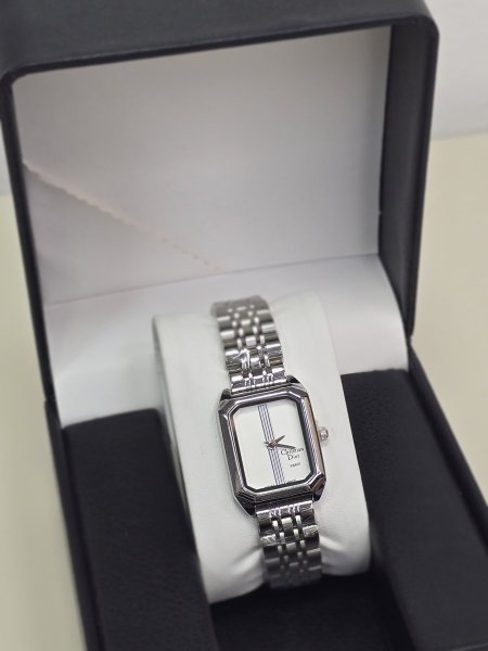 ساعة Dior فضي ارضية بيضاء