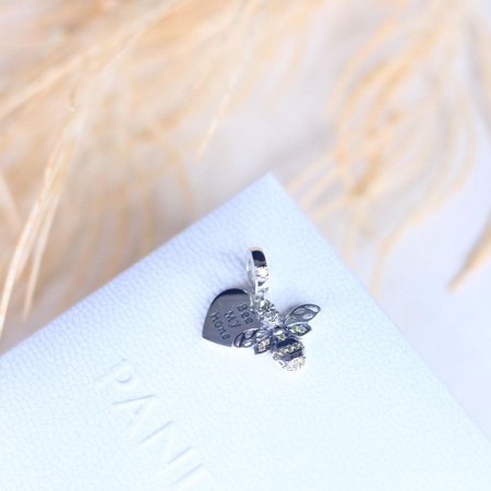 شارم نحلة مرصعة مع قلب