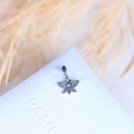 شارم فراشة مرصعة