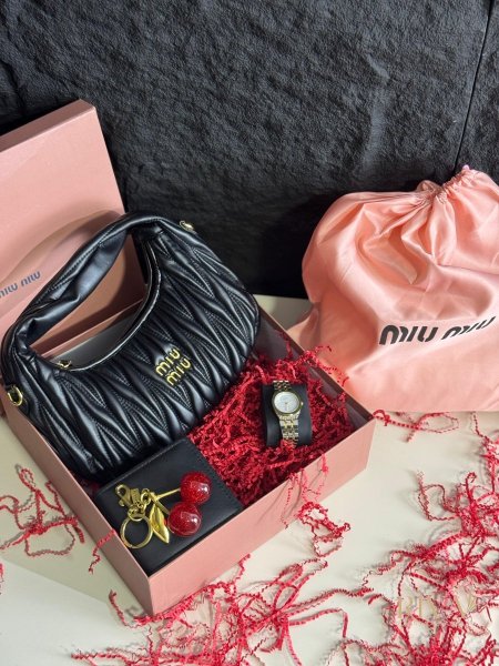 بكج شنطة ميو ميو