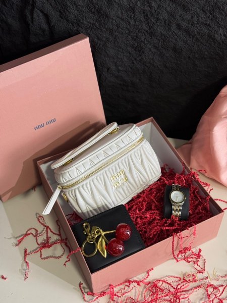 بكج شنطة ميو ميو