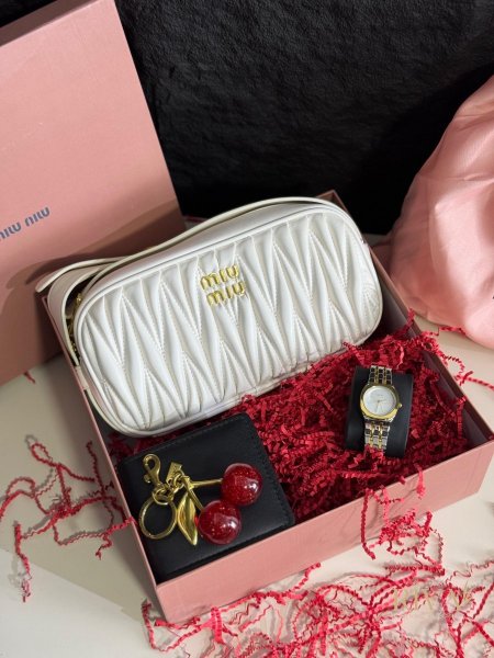 بكج شنطة ميو ميو