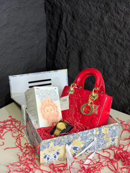 بكج شنطة دايور احمر